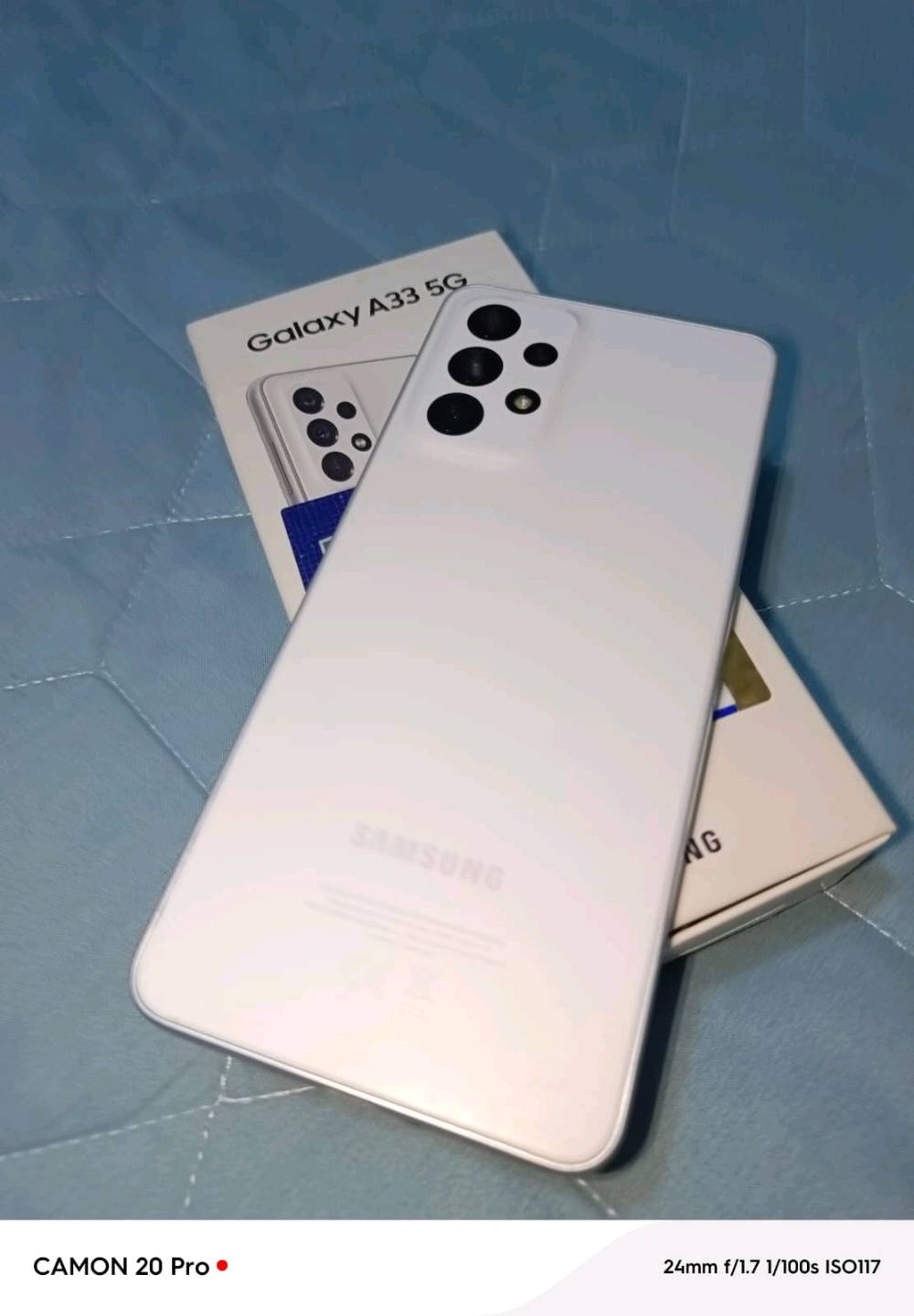 Samsung Galaxy A33 5G فئة متوسطة 
مشتريه الجهاز ب ٢٠٢٣ [الوصل موجود بالصور للتأكد ] 
للبيع: هاتف Samsung Galaxy A33 5G
 الذاكرة:128 جيجابايت.
الشاشة: Super AMOLED بتردد 90Hz (ألوان زاهية وسلاسة عالية).
 الكاميرا: 48 ميجابكسل مع مثبت بصري (OIS) لتصوير ثابت وواضح.
 البطارية:5000 مللي أمبير (تكفي استخدام يوم كامل) مع دعم الشحن السريع.
 
المتانة:الجهاز مقاوم للماء والغبار بمعيار IP67.
 
الشبكات:يدعم الـ 5G.
حالة الجهاز: 
الشاشه نظيفة 
الجهاز مشتريه في 2023، استخدام شخصي، نظيف جداً ومحافظ عليه (ما مفتوح ولا مصلح).
المكان:
بغداد - حي القاهرة ~الاعظمية 
**السعر المطلوب:  200  الف وبيه مجال