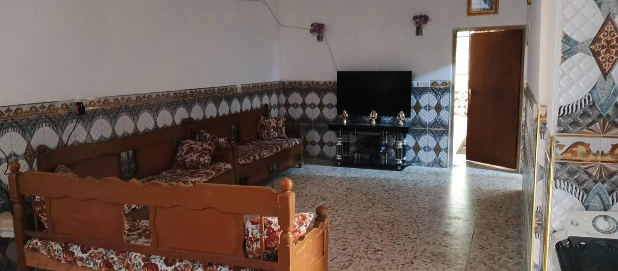 السلام عليكم بيت للبيع في قرية طالب العلي مساحة 700 واجهة 10 بي 5 غرف نوم خدمات ستقبال مطبخ صحيات البيت كامل مراجعة *********** شراي اتصل ودلل
