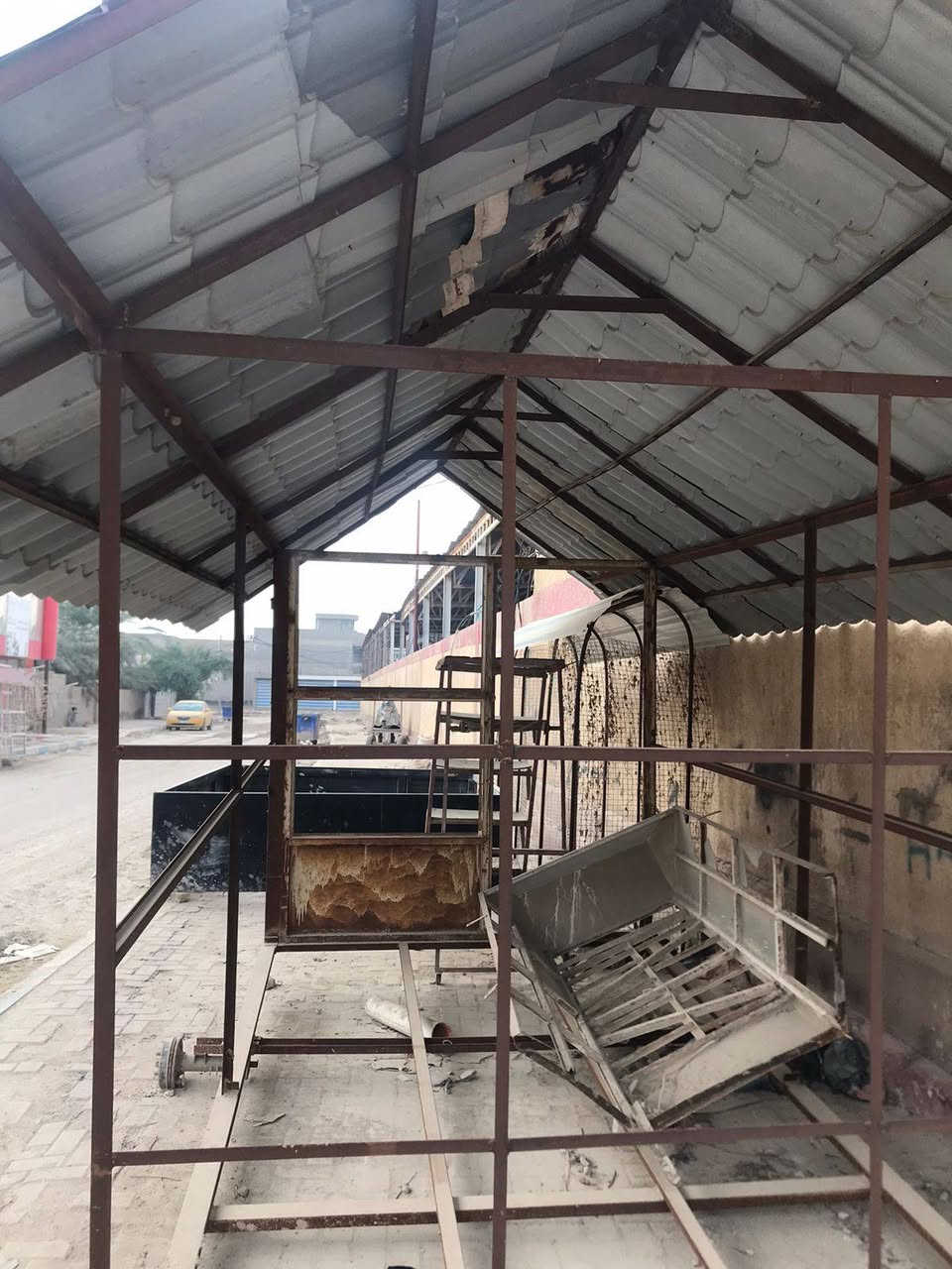 كرفان متحرك تايرات الطول 8م والعرض 5 م والارتفاع 3 م تيراته موجوده فقط محتاج سندويج أو زجاج بلاستك النجف الحيره خلف كراج البلديه الاتصال 
*********** ولكم خالص الاحترام
