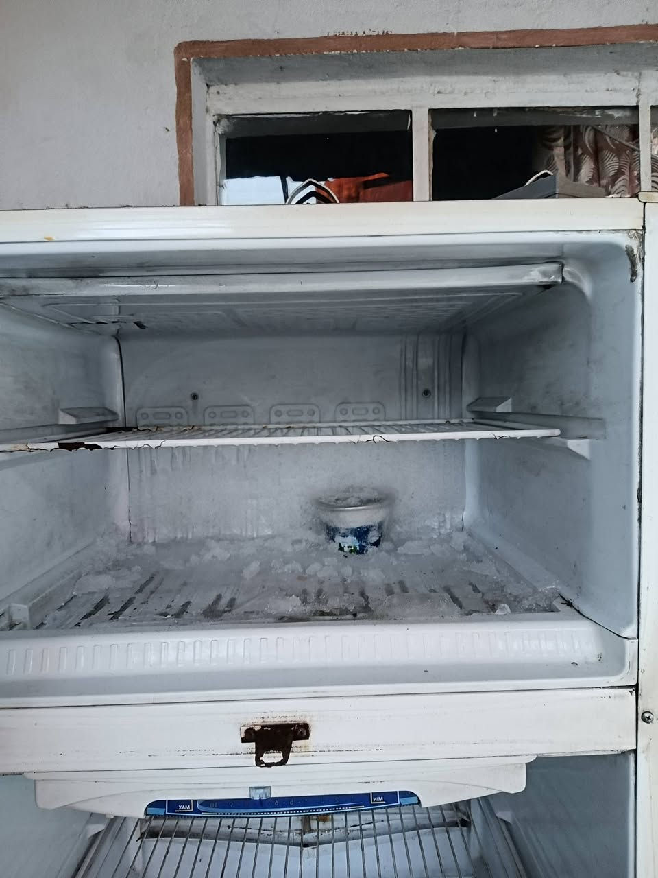 ثلاجه حجم  22قدم شغاله بس الاتوماتيك عطلان بس بيها جهاز تعويض سعر 275مكاني كربلاء حي  العسكري للاتصال على الرقم ***********
