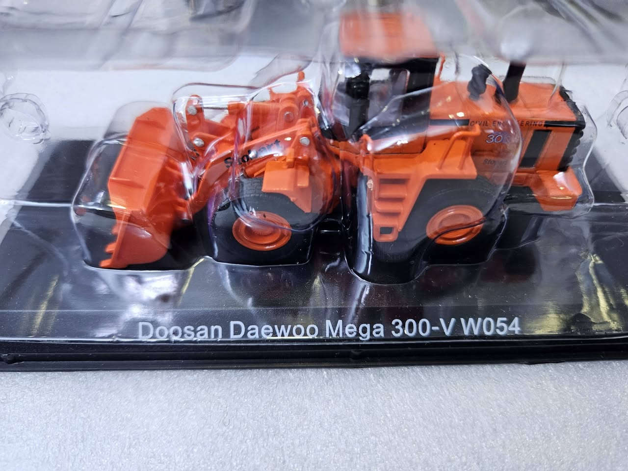 السلام عليكم
مصغر لرافعة شوكية من طراز Doosan Daewoo Mega 300-V، وتحديداً إصدار "World of Stobart" من شركة Atlas Editions بمقياس 1:76
ويأتي في علبة عرض بلاستيكية شفافة.
يتميز باللون البرتقالي المميز لآلات البناء مع تفاصيل دقيقة للرافعة واللوادر.
السعر ٢٥ الف


**إذا كنت صاحب هذا الإعلان وتريد حذفه لأي سبب، رجاءا أرسل رسالة إلى الدعم الفني**