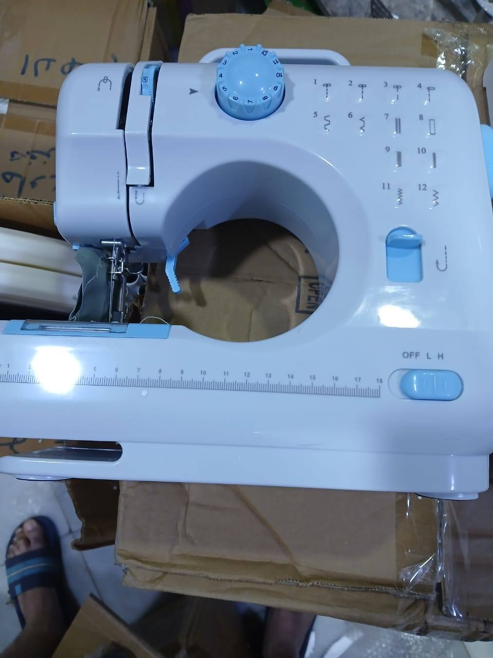 الميزات الرئيسية:
مصدر الطاقة: تعمل بواسطة منفذ USB، وتتضمن محول طاقة.
التصميم: خفيفة الوزن ومحمولة.
الاستخدام: مثالية للاستخدام المنزلي، وإصلاح الملابس، والحرف اليدوية، ومناسبة للمبتدئين وهواة الخياطة.
الوظائف: تدعم غرزًا متعددة لتلبية الاحتياجات المختلفة.
الألوان: متوفرة بألوان جذابة مثل الأزرق والوردي والأرجواني.
تعتبر هذه الماكينة مناسبة لتغيير الملابس القديمة أو صناعة الأعمال اليدوية من الأقمشة العصرية. 
السعر ٢٥ بغداد, العراق


**إذا كنت صاحب هذا الإعلان وتريد حذفه لأي سبب، رجاءا أرسل رسالة إلى الدعم الفني**