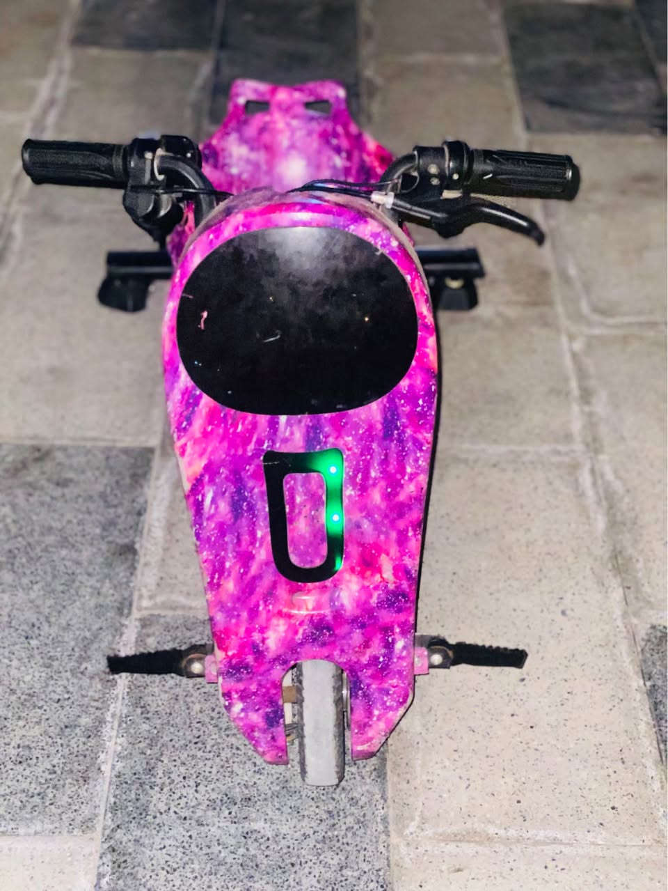 سلام عليكم سكوتر نضيفة مال بيت للبيع رايدها ب155 وبيها مجال قليل كامله شاحنته وبطاريته كامله

موجود فقط واتساب 
*********** البصرة, العراق
