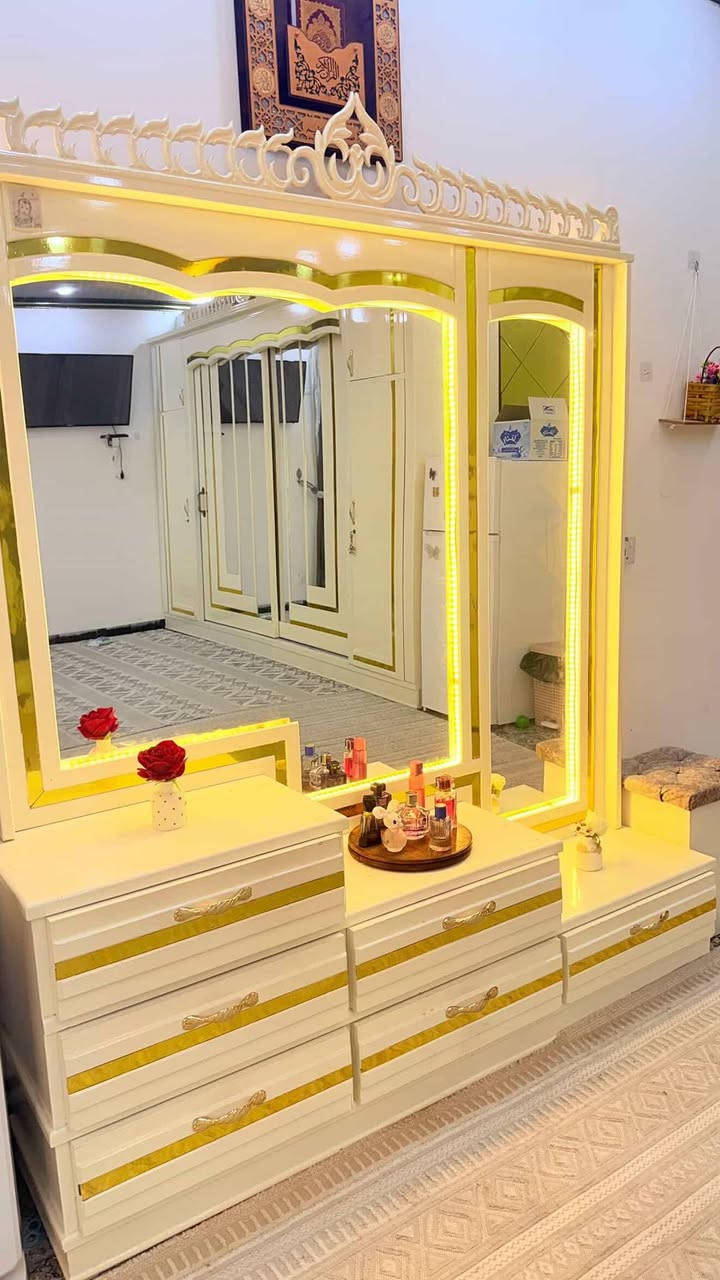 غرفة اخشاب نظيفه خشب عراقي تسكام مابيها اي شي مكسور اناره بالميز وبالجربايه السعر عل اتصال *********** مامتواجد خاص
