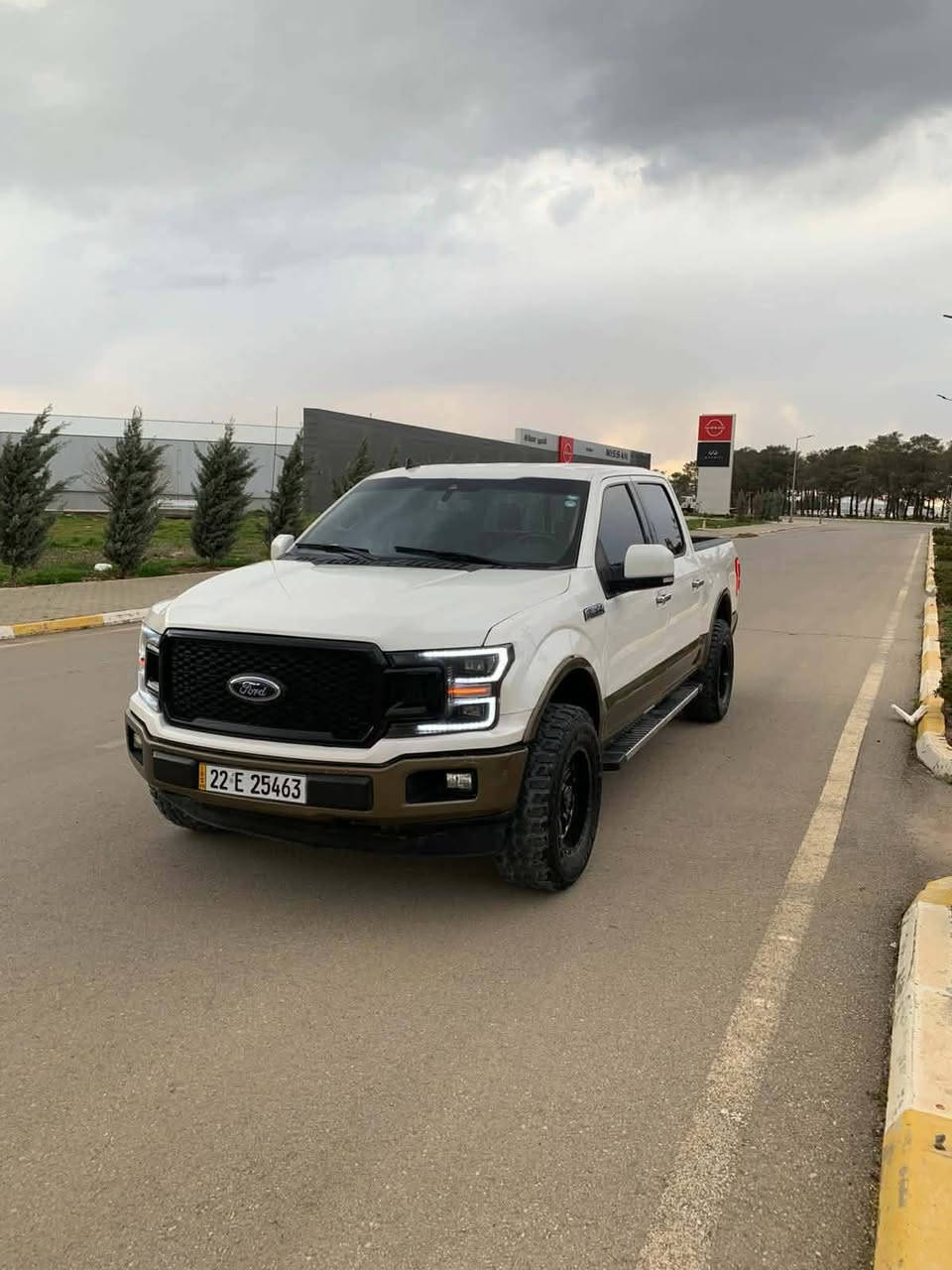 Ford F 150 LARIAT

​🏁 بۆ فرۆشتن: دێوەزمە ئەمریکییەکە Ford F-150 Lariat 🏁
​بۆ حەزکەرانی هێز و فخامەت، ئۆتۆمبێلی فۆرد F-150 لاریات (Lariat) ئەسڵی، کە کۆکەرەوەی هێزێکی جەببارە بۆ ڕێگا سەختەکان و ئارامییەکی بێوێنە لە کاتی لێخوڕیندا.
​✅ گرنگترین تایبەتمەندییەکان:
​بزوێنەر: بەردەستە بە بزوێنەری EcoBoost V6 قەبارە 3.5 لیتر (توێن تێربۆ) یان بزوێنەرV6 قەبارە 3.5. لیتر.
​گێڕ: ئۆتۆماتیک 10 گێڕ بۆ ئەدایەکی نەرم و کەمترین مەسرەفی بەنزین.
​سیستەمی پاڵنەر: چوار چەرخ (4x4) لەگەڵ چەندین دۆخی جیاوازی لێخوڕین (لم، قوڕ، بەردەڵان، سپۆرت).
​✨ تایبەتمەندییە دەرەکییەکان:
​لایتەکان: لایتی پێشەوە و دواوە تەکنەلۆژیای LED 
​ویل و تایە: ویلی ئەلەمنیۆم قەبارە گەورە لەگەڵ تایەی  جەبەلی.
​دیزاین: دەعامی پێشەوە و دواوە بە ڕەنگێکی جیاواز، لەگەڵ شەبەکەی پێشەوەی ڕەشی وەرزشی کە هەیبەتێکی تایبەت دەداتە ئۆتۆمبێلەکە.
​🛋️ ناوەوە و ئاسوودەیی:
​کوشنەکان جەڵدی ڕاقین، لەگەڵ سیستەمی گەرمکەرەوە و ساردکەرەوە.
​شاشەیەکی لەمس گەورە کە پشتگیری Apple CarPlay و Android Auto دەکات.
​سیستەمی دەنگی زۆر پێشکەوتوو و پاک.
 
​سیستەمی کارپێکردن لەدوورەوە و بەسما.
​🛡️ سیستەمی سەلامەتی:
​کامێرای دواوە و حەساس بۆ هاوکاری لە کاتی پارککردن.
​سیستەمی ئاگادارکردنەوەی خاڵی کوێر (Blind Spot).
​سیستەمی مانەوە لە نێوان هێڵەکانی شەقام.
​📍 شوێن: سلێمانی نرخ ٢٣٥ گەکا
📞 بۆ پەیوەندی و زانیاری زیاتر: ***********
***********

 ​🏁 للبيع: الوحش الأمريكي Ford F-150 Lariat 🏁
​لمحبي الفخامة والقوة، سيارة فورد F-150 فئة لاريات (Lariat) الأصلية، سيارة تجمع بين الأداء الجبار في الطرق الوعرة والراحة الراقية في القيادة.
​✅ أهم المواصفات الميكانيكية:
​المحرك: متوفر عادةً بمحرك EcoBoost V6 سعة 3.5 لتر (توين تيربو) أو محرك  V6 سعة 3.5 لتر (حسب المواصفات الفعلية لسيارتك).
​ناقل الحركة: أوتوماتيكي بـ 10 سرعات لأداء سلس واستهلاك وقود مثالي.
​نظام الدفع: دفع رباعي (4x4) مع وضعيات قيادة متعددة (رمل، وحل، صخور، رياضي).
​✨ اللمسات الخارجية والجمالية:
​الإضاءة: مصابيح الأمامية والخلفية بتقنية LED بتصميم عصري وجذاب.
​العجلات: رينجات ألمنيوم حجم كبير مع إطارات مخصصة للمهام الصعبة.
​الإضافات: دعامية أمامية وخلفية بلون مميز، مع شبك أمامي أسود رياضي يعطي هيبة للطريق.
​🛋️ المقصورة والرفاهية (من الداخل):
​كراسي جلد فاخرة مع ميزة التدفئة والتبريد.
​شاشة لمس كبيرة تدعم Apple CarPlay و Android Auto.
​نظام صوتي متميز ونقي جداً.
.
​نظام تشغيل عن بعد وبصمة دخول ذكية.
​🛡️ أنظمة السلامة:
​كاميرا خلفية وحساسات للمساعدة في الركن.
​نظام التحذير من النقاط العمياء.
​نظام المساعدة في الحفاظ على المسار.
​📍 المكان: سليماني 
📞 للتواصل والاستفسار: [ ***********
***********
​ملاحظة: السيارة بحالة ممتازة ونظيفة جداً كما موضح في الصور. السعر  ٢٣٥ . أربيل, العراق
