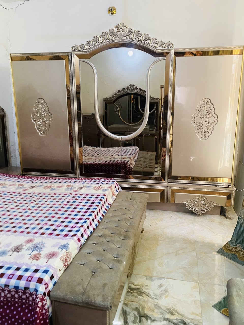 السلام عليكم عندي غرفه نوم. تركي حديث. الغرفه. 9.  قطع. ضخمه. نضيفه وحلوه وسعر مناسب كلش 650 وبيه مجال رقمي. ***********
