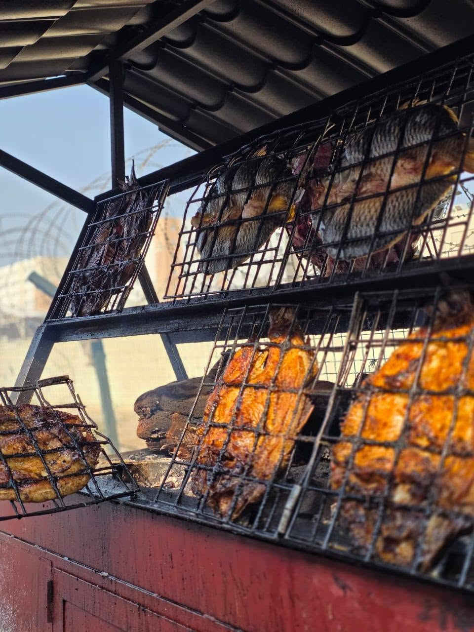 : السلام عليكم
#مجزرة اسطنبول حساب الرسمي 
دجاج عدل قبل الذبح والتنضيف 
سمك حي 
سمك شوي 
أجنحه دجاج ذبح
صدر دجاج ذبح
أفخاذ دجاج ذبح
كبده. صافي      
صدر مسحوب 
حواصل           
ركبة دجاج ذبح
التوصيل ١٠٠٠ الف دينار ***********
واتساب-فايبر-
( مجزرة اسطنبول )مستعدون التجهيز كافة المناسبات والمطاعم)
