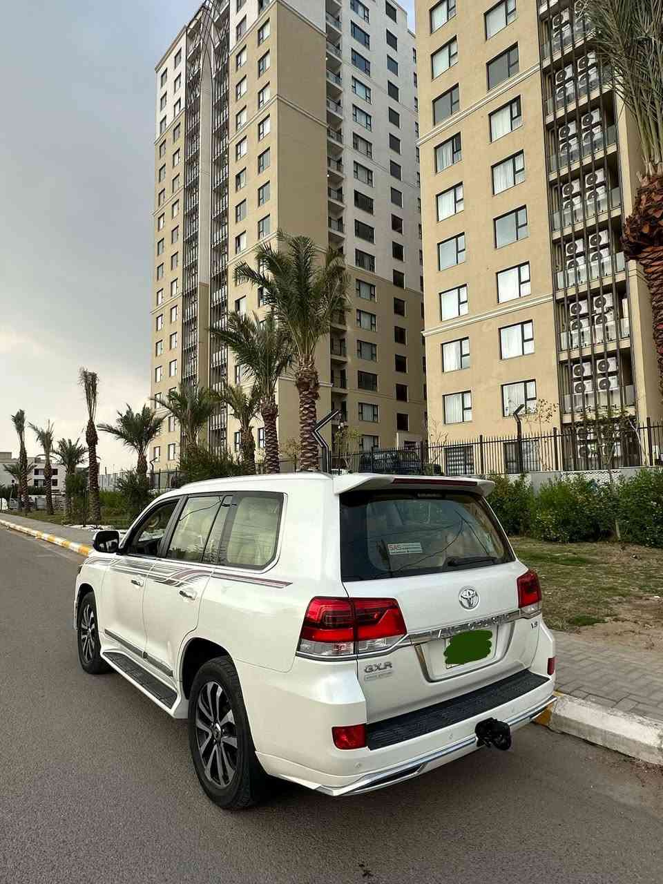 لاندكروز للبيع موديل 2017 وايت ادشن فووولل للاخير ساز 
المواصفات 
1 كامرات 360 درجه عدد4 كامرات 
2 محرك 4300 V8
3 فتحة سقف 
4 حساسات اماميه وخلفيه 
5 مرايه قلابه +اشاير بالمري + تبريد 3 قطع + ثلاجه 
6 بعد اكو مواصفات خير من الله ما تنذكر 
السياره كفاله عامه 
 ويوجد بارد خفيف جداً ومرجعينه PDR 
السياره قبل سبوع مسويلها ادمه كامله وتخم تاير جديد  
كير مكينه كفاله وخير من الله
السعر 480 وبيها مجال للطيبين 
مكاني: بغداد 
للاستفسار***********
