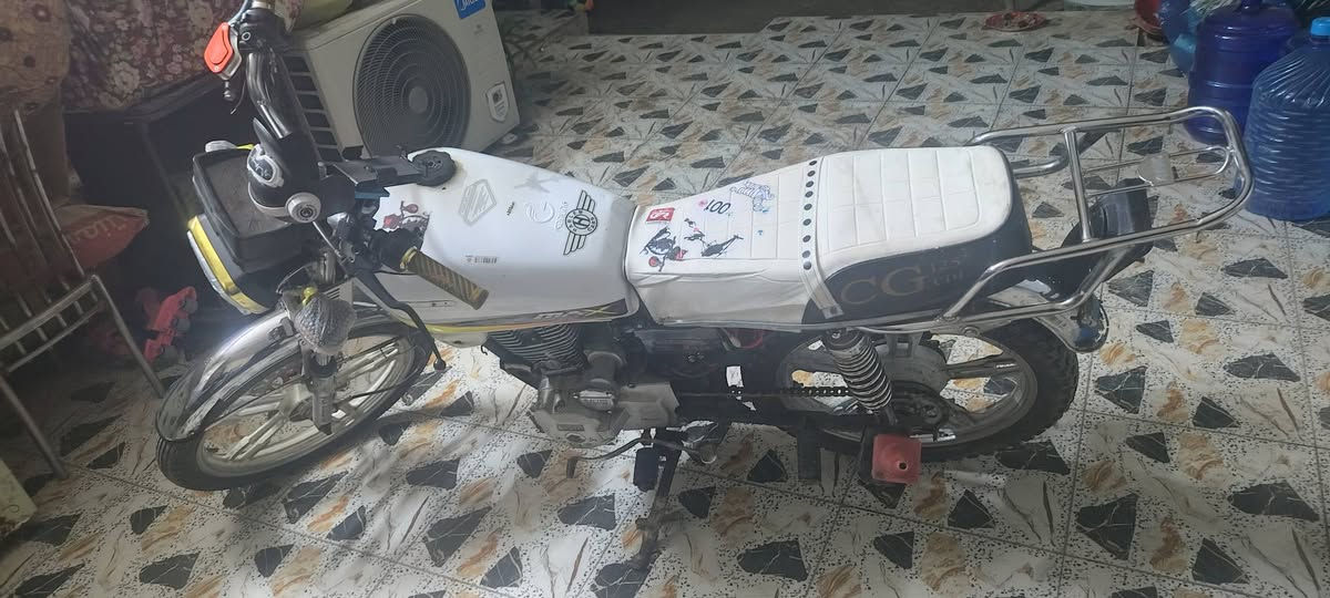 سلام عليكم دراجه سيفان 2022 أوراق كامله مكينه مامفتوحه شلعه ومعدل تاكل الكاع لايتات اشاير سلف هندر كله شغال باتري جديد تايرات جدد وياله جدد مكان جزيره بغداد سياحيه خاص مفتوح رقم هاتف ***********     475 وبيها مجال
