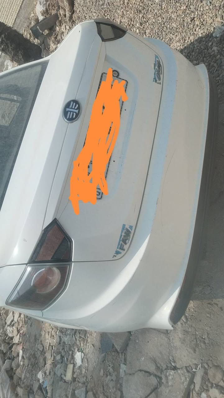 السلام عليكم فاو موديل ١٤ سياره نضيفه بشكل
كير محرك تبريد تدفئه  كهربائيات كلها شغاله وبلاد
صدر خلفي امامي جديد  تايرات جدد رقم بغداد انكليزي
جديد سياره بسمنه   كلشي بيها شغال وبلاد سياره بل عافيه ع يخذها هذا رقمي *********** مكاني بياع الشرطه الخامسه
