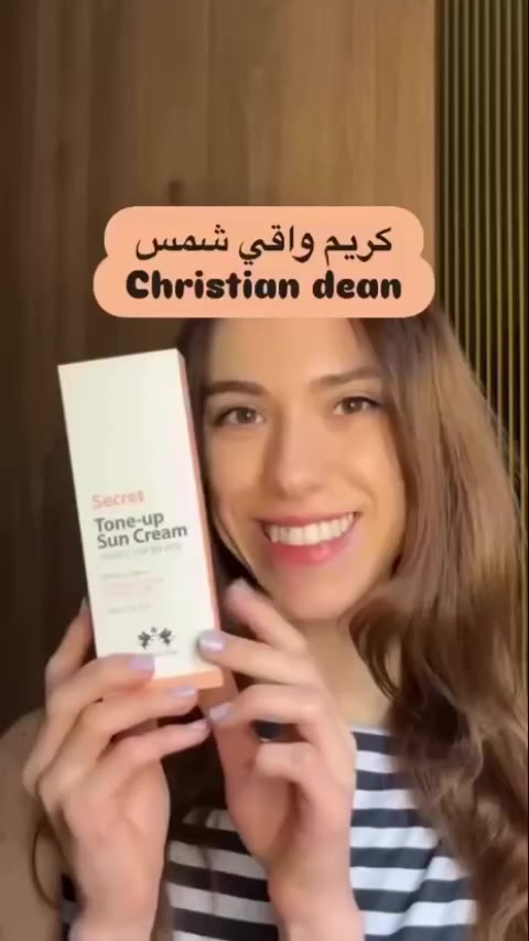 Christian Dean] Secret Tone-up Sun Cream SPF50+
واقي شمس مفتح للبشرة PA+++ 70ml
كريم توحيد اللون من العلامة التجارية الكورية لمستحضرات
التجميل كريستيان دين
الكريم له تأثير تفتيح وتوحيد اللون منذ لحظة وضعه على الجلد.
إنه مهدئ ومنعش مع الجلوتاثيون، فيتامين C و12 مركبًا عشبيًا.
بفضل محتواه من حمض الهيالورونيك, يرطب البشرة ولا يسبب مظهرًا جافًا. عند تطبيقه قبل المكياج، يعمل كقاعدة ممتازة.
بفضل ميزة توازن اللون الخفيف, يجعل البشرة تبدو حيوية،
مشرقة وناعمة.
لأي أنواع البشرة هو مناسب؟ إنه منتج مناسب لكل بنية البشرة.
كيف يتم استخدامه؟ قم بتطبيق كمية كافية من المنتج قبل الخروج إلى الشمس بنصف ساعة. تم اختبارها من قبل أطباء
الجلدية


**إذا كنت صاحب هذا الإعلان وتريد حذفه لأي سبب، رجاءا أرسل رسالة إلى الدعم الفني**