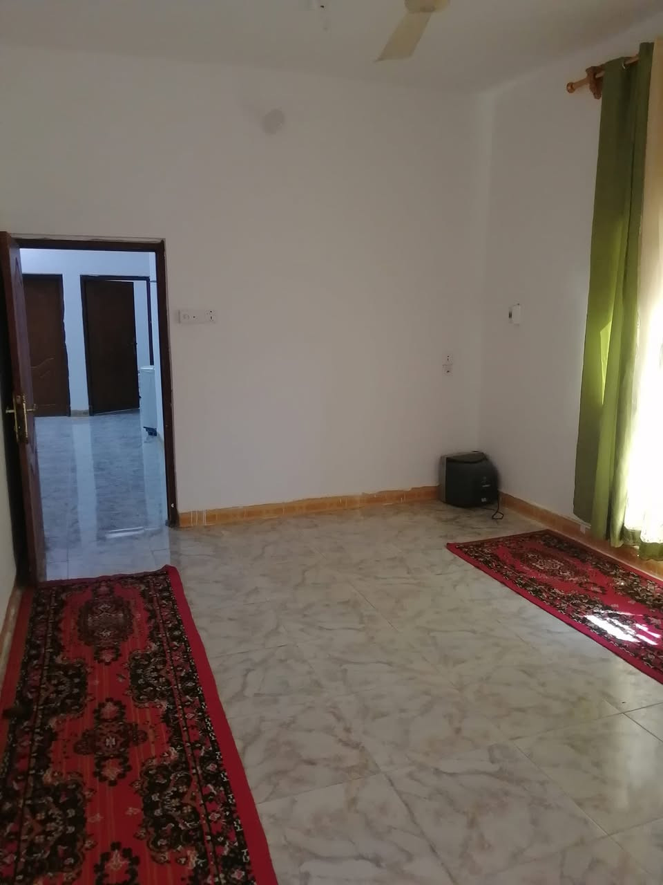بيت طابو صرف حي المطار على شارع رئيسي يبعد عن الشارع العام ١٠٠ متر تبليط مجاري متكون من خمس غرف نوم طابقين +استقبال هول صاله صحيحات طابق ارضي طابق ثاني بيت كامل مواصفات عدا غرف الطابق الثاني بدون سيراميك البيت دبل فاليوم السعر خاص رقم واتساب ***********
