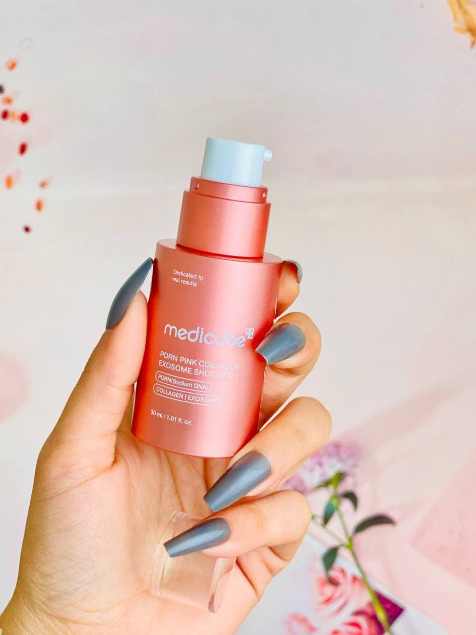 ✨سيروم ميديكوب PDRN بينك كولاجين إكسوسوم شوت 2000 (Medicube PDRN Pink Collagen Exosome Shot 2000) يحتوي على 2000 جزء في المليون من الإكسوسوم و PDRN من السلمون والكولاجين لتعزيز تجديد خلايا البشرة. يعمل على تحسين مرونة البشرة ويشد المسام الواسعة. يحتوي على النياسيناميد و8 أنواع من حمض الهيالورونيك للترطيب والتفتيح. يساعد على تقليل ظهور الخطوط الدقيقة والتجاعيد.
✅الفوائد الأساسية:-
✔️ يساعد السيروم على تجديد خلايا البشرة بفضل مكون PDRN المشتق من سمك السلمون، والذي يُستخدم غالباً في العيادات الجلدية لخصائصه التصالحية.
✔️ يعزز الكولاجين والإكسوسومات إنتاج الكولاجين الطبيعي، مما يحسن مرونة البشرة ويقلل من ظهور الخطوط الدقيقة والتجاعيد.
✔️ يحتوي على النياسيناميد (فيتامين B3) وثمانية أنواع من حمض الهيالورونيك، مما يوفر ترطيباً عميقاً ويعزز توحيد لون البشرة وإشراقها الطبيعي.
✔️ يتميز بوجود حبيبات دقيقة (spicules) مغلفة بالإكسوسوم، والتي تعمل كإبر دقيقة لتعزيز امتصاص المكونات النشطة عميقاً في البشرة. قد يسبب هذا إحساساً بالوخز أو الوخز الخفيف، وهو رد فعل طبيعي للتقنية.
✔️ تم اختباره سريرياً ليكون منخفض التهيج ومناسباً للاستخدام اليومي، حتى للبشرة الحساسة.
#الاصلي المنشأ كوريا 🇰🇷💯

🚘يوجد خدمة توصيل لجميع محافظات العراق  🚘


**إذا كنت صاحب هذا الإعلان وتريد حذفه لأي سبب، رجاءا أرسل رسالة إلى الدعم الفني**