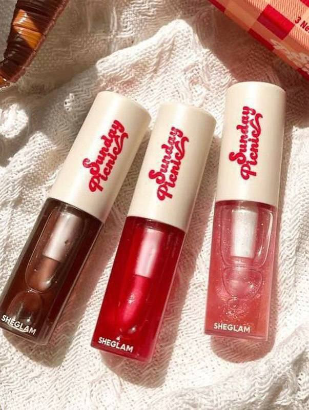 شيكلام استعدي لأحلى لمسة جاذبية مع مجموعة Sheglam Sunday Picnic – Layer Cake Lip Oil 💋🍓
ثلاث زيوت شفاه فاخرة ترطّب وتلمّع وتضيف لون ناعم يخلّي ابتسامتچ تخطف الأنظار ✨

💄 كلوسات الألوان المتوفرة بالمجموعة:
بني شوكليت 🤎 لمسة طبيعية دافية تناسب كل إطلالة.
أحمر توت ❤️ لإطلالة جريئة وأنثوية.
وردي غليتر 💖 بلمعة ساحرة مثالية للمناسبات اليومية والسهرات.

✔️ قوام خفيف وما يترك لزوجة
✔️ يمنح الشفاه مظهر ممتلئ وصحي
✔️ ممكن استخدامه وحده أو فوق أي روج لإضافة لمعة ✨

🍯 كل سيت يحتوي على ٣ زيوت شفاه – 6ml لكل واحد، يعني رفاهية تدوم معاچ طول اليوم 🌸

سعر السيت 8


**إذا كنت صاحب هذا الإعلان وتريد حذفه لأي سبب، رجاءا أرسل رسالة إلى الدعم الفني**