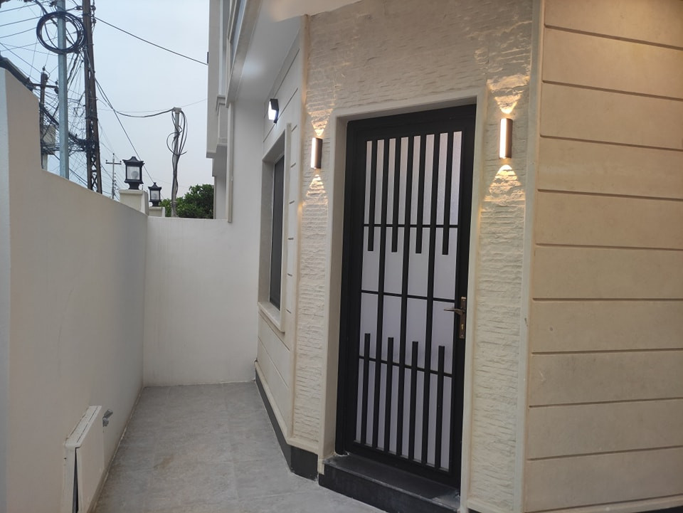 للبيع🏠🏠🏠🏠🏠🏠للبيع                                                  دارين بناء حديث زيرووو فوووول                                                موقع مميز🔥🔥🔥🔥 درجة اولى                                                                 6غرف نوم ...مطبخ حار ..مطبخ بارد  ..سقوف جبسن بورد ..نظام دكتات ...تأسيس سبالت دفن                                           المساحة 154متر  .جبهة 7.5                                                     لمزيد من التفاصيل زورو مكتب التسهيل العقاري  .حي الصديق     او  الاتصال ☎️☎️☎️ ***********.             .   ***********     .***********
