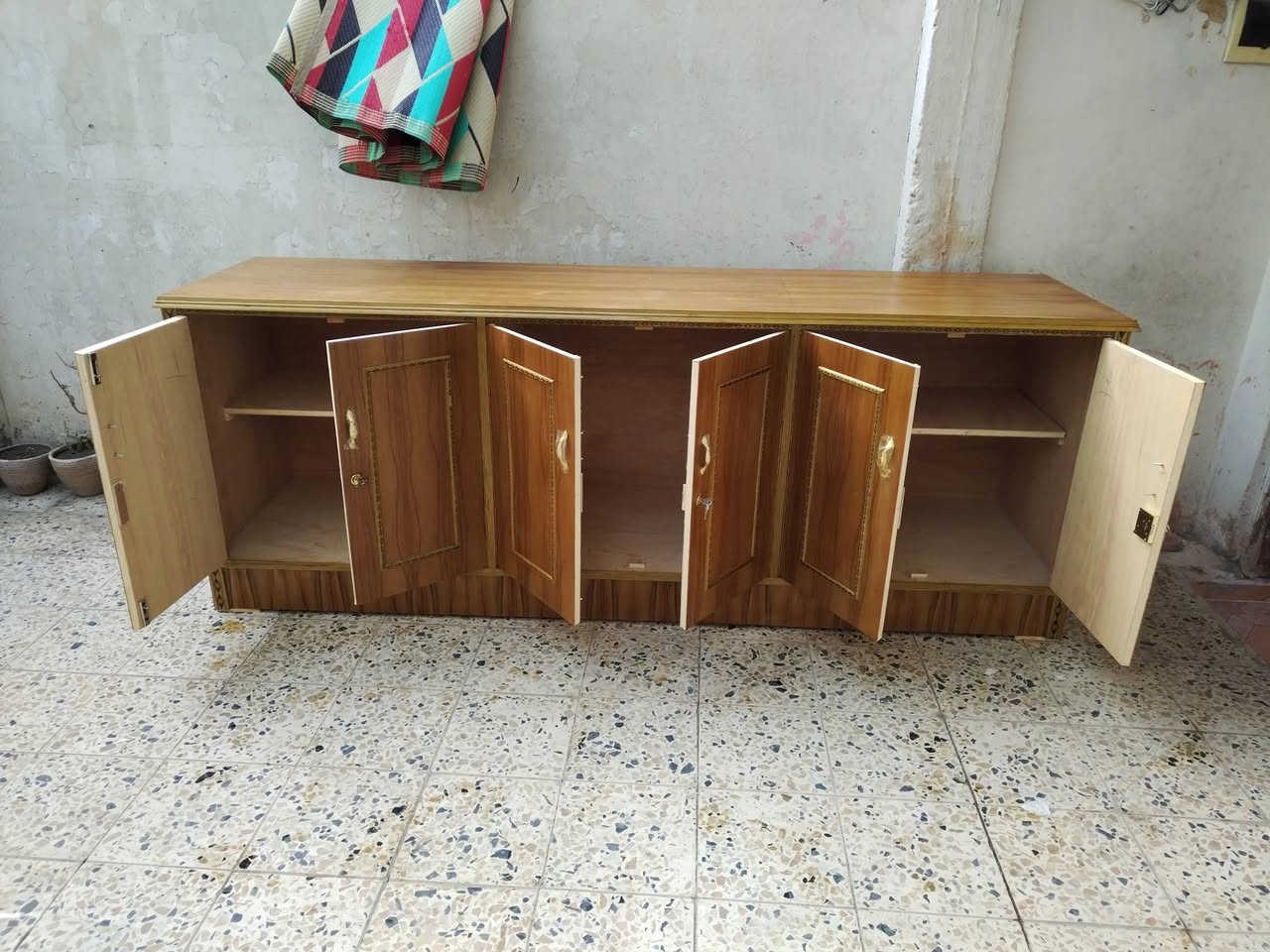 بوفيه جديده حطاطه ما مستخدمه مترتين ونص للبيع السعر 150 بعقوبه التحرير الرقم ***********
