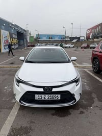 كورولا 2024 ماشية 15 الف رقم بغداد باسمي  كفالة من الضربة والصبغ والبا...