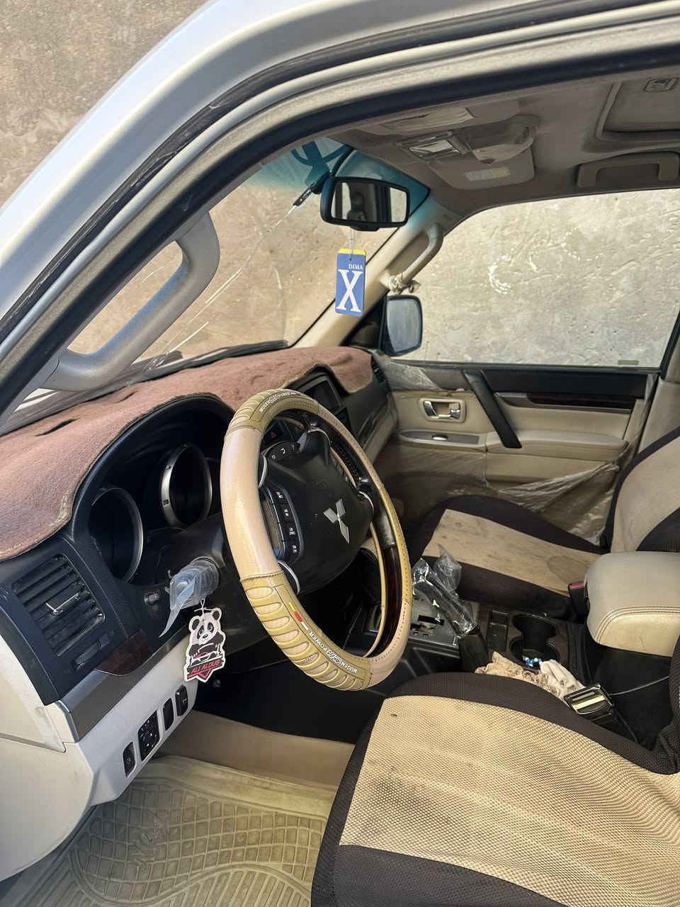 لسلام عليكم
باجيرو حبتور 2010 خليجي مكفوله كفالة عامه 
من الصبغ أو ضربة ويه . سعر 150 بيها مجال بسيط 
 رقم بغداد الماني بأسمي 
المواصفات 
فتحة بالسقف
كشنات جلد  
شاشة اندرويد 
تحكم كشنات كهربائي 
مكان السيارة  بغداد 
للاستفسار الاتصال بالارقام التالي
***********
