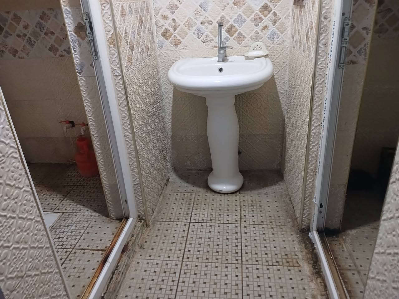 بيت زراعي صياده طابق ونص 

غرف نوم ٣ استقبال صحيات كراج 

مطبخ فول كاشي 

السعر ٨٢ مليون 

***********
***********
