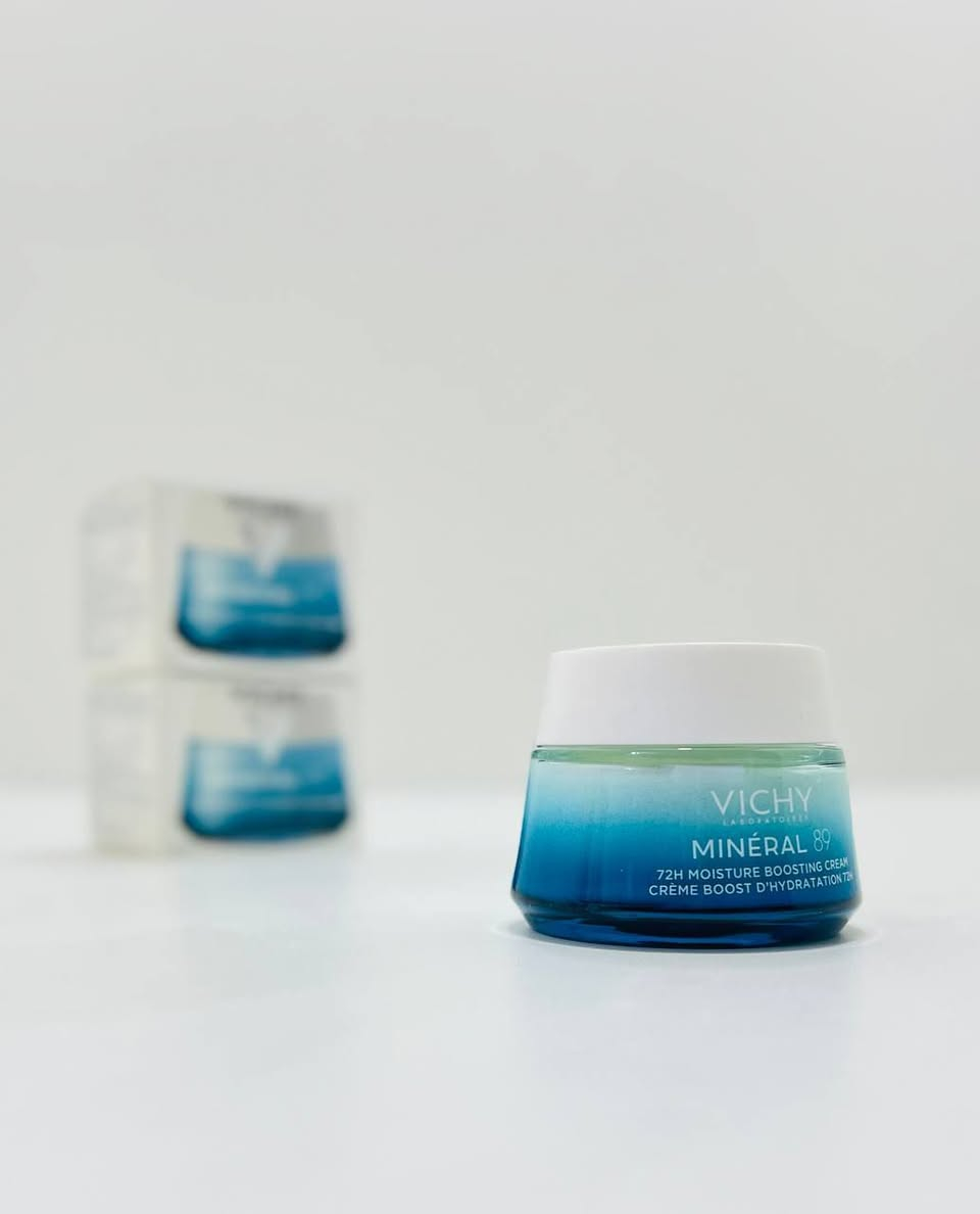 Moisture Boosting Cream، 🎀
  كريم مرطب يومي من فيتشي مصمم لتعزيز رطوبة البشرة وتقوية حاجزها الواقي. 🫶🥹
ترطيب طويل الأمد  يوفر ترطيباً مكثفاً يدوم حتى 72 ساعة.⚡⚡
تقوية حاجز البشرة  يساعد في استعادة وتقوية حاجز الرطوبة الطبيعي للبشرة بنسبة تصل إلى 100% عند استخدامه مع السيروم من نفس المجموعة.
قوام خفيف يتميز بتركيبة خفيفة وسريعة الامتصاص لا تترك أثراً دهنيًا أو لزوجة على البشرة.
مناسب للبشرة الحساسة التركيبة خالية من العطور، الكحول، والسيليكون، وتم اختبارها تحت إشراف أطباء الجلد.
المنشأ ~ فرنسا 🇫🇷#الاصلي_100 
سعـر الـقُطعة/ 15
سعـر القُطعتين / 25
الـتـوصيل لـبغداد 4 وللمحافظات 6
﹏﹏﹏﹏﹏﹏˚ 𓇼𓈒𓏸🎅🏻⋆⭒˚♥𓇼𓈒


**إذا كنت صاحب هذا الإعلان وتريد حذفه لأي سبب، رجاءا أرسل رسالة إلى الدعم الفني**