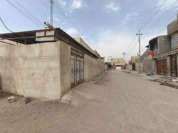 بيت طابق واحد ملك ركن 250 مساحتة سعره 100 مليون للبيع او المراوس بقطعة او بيت ماعدنه فرق 4 غرف وحده فوك 3 جوه بناء وسط ومرتب كلشي بي الحوش كاشي عله اطلاقة الصطح ايسزگام وارش فرمستون البيت كله سيراميك جداري نص ارضي الاضويه توب صحيات بره داخل صاله كيليدور ديوانيه ترك مكاني البصرة خور الزبير شارع علي مفتاح داخل
المنطقه ماي كهرباء فول ولا رمشه وناسها فل الفل
 واتساب اتصال
*********** 
كافة الصور موجودة خاص
