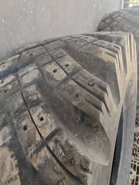 تايرات حجم 17/5/25 ياباني مال 70 للبيع ٠٧٨٦٦٥١٧١٤٠