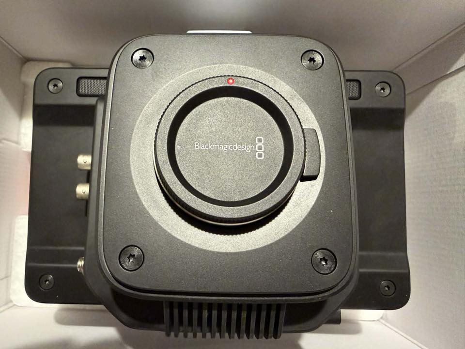 ‎ Blackmagic Studio Camera 4K Plus G2،  للبيع كاميرا احترافية مصممة خصيصاً للإنتاج الحي المباشر والبث التلفزيوني. تتميز هذه النسخة المحدثة بإضافة مدخل ومخرج 12G-SDI لتعزيز التوافق مع موزعات (switchers) البث الاحترافية. 

Streaming Valley
 +3

‎أبرز المواصفات والمميزات:
* جودة الصورة: مزودة بمستشعر 4K سينمائي يدعم دقة تصل إلى 
* 
* 3840�×�2160���� بمعدل إطارات يصل إلى 60 إطاراً في الثانية.
* الأداء في الإضاءة المنخفضة: تمتلك نطاق ISO يصل إلى 25,600 مع ميزة Dual Native ISO (400 و 3200) لتقديم صور صافية حتى في ظروف الإضاءة الضعيفة.
* الشاشة والتحكم: شاشة تعمل باللمس بحجم 7 بوصات وسطوع 600 شمعة (nits)، تسهل عملية التأطير والتحكم في الإعدادات.
* التوصيلات: تتضمن مخارج HDMI 2.0 و 12G-SDI، بالإضافة إلى منفذي USB-C للتسجيل المباشر على أقراص خارجية بتنسيق Blackmagic RAW.
* دعم العدسات: تعتمد على قاعدة عدسات MFT(Micro Four Thirds) النشطة، مما يسمح باستخدام مجموعة واسعة من العدسات الفوتوغرافية والتحكم بها إلكترونياً.
* ميزات إضافية: نظام Talkback للتواصل مع المخرج، إضاءة Tally للتنبيه عند البث المباشر، وميكروفونات ستيريو مدمجة مقاومة للصدمات
الكاميرا جديدة غير مستخدمه فقط لغرض الفحص 
***********
