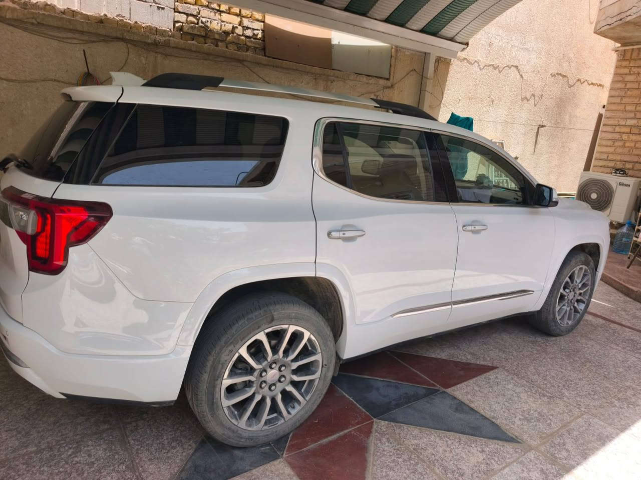 سيارة اكاديا دنيالي 2023  فول مواصفات ما عدا الفتحة محرك 3600 ماشية 23 الف ميل  
السيارة رقم اربيل وبأسمي تحويل مباشر مكانها العمارة للإستفسار الاتصال ***********
