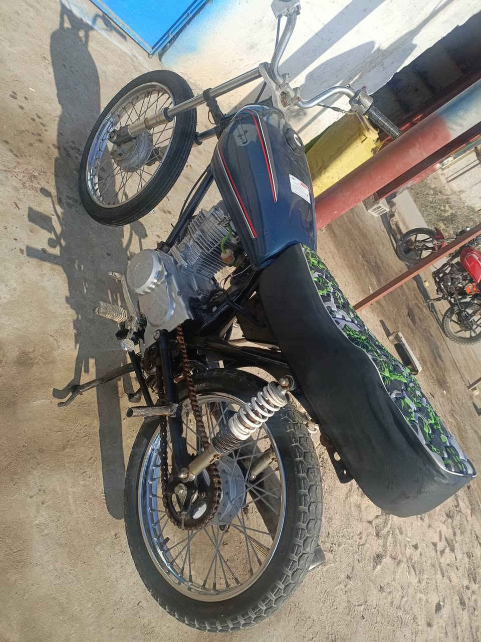 السلام عليكم شباب دراجه ناعمه للبيع شغال نظيفه وحلوه مكانها البصره الهارثه ادوات ادت يريد يخابرني شوف العين تجي وتشوف شعر 425 وبيها مجال للشرايه وهذا رقمي ***********
