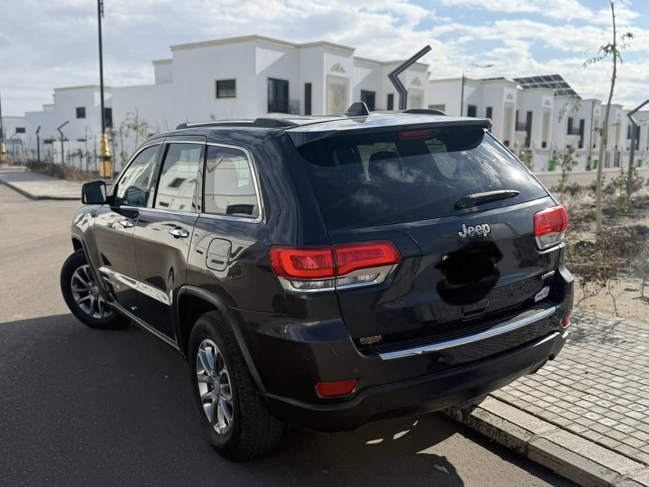 السلام عليكم 
جيب كراند شيروكي ٢٠١٦ امريكي 
عداد المسافة ١٥٥ الف كيلو 
الضرر : حادث السياره اندر كرچ القطع المتضرره صفحة السايق البابين والجاملغ والبنيد انصبغ بسبب طخه اثناء بالنقل
السياره بدون ايرباك ودواخل 
السياره بيها شخط بالصفحة الثانيه هم بالصبغ بس  
المواصفات : مواصفات اللمتد الدفع الخلفي 
١- لايتات زينون وحاجب 
٢- الستيرن تدفئه وتحكم كهربائي 
٣- الكشنات ميموري وجلد وتدفئه وتبريد  وكهربائيات 
٤- مودات قياده وشفتات بالاستيرن 
٥- نظام قياده ليلي 
7- شاشه كبيره وتريد قطعتين 
٨- مرايات قلابه 
٩- كامره وحساسات خافيه واوتو ستوب 
السياره محرك وگير وتبريد بحالة ممتازه 
مكان السياره كربلاء 
السعر المطلوب ١٩٠$ وبي مجال للتفاهم 
للاتصال : ***********
