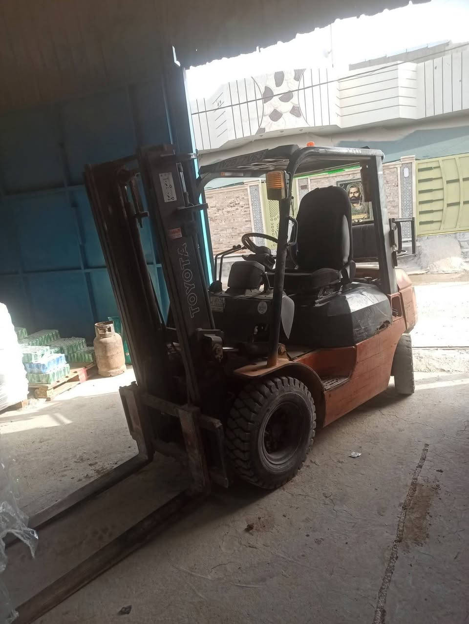 السلام عليكم رافعه شوكيه تيوتا طنين ونص موديل 2005كير عادي نمرتين 2سلايت 2حركه رافعه نظيفه جاهزه كير ومكينه كفاله محرك بانزين  وضع شركه الرافعه جديده جاهزه للعمل بابل الشوملي *********** السعر 35ورقه  ***********
