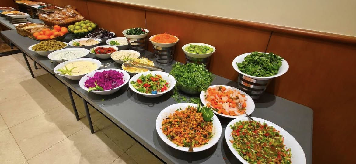 #التغطية_الصورية 

من فنادقنا المتميزة في المدينة المنورة 
 تقديم وجبة الغداء لمعتمرينا الاعزاء  

الرحلة القادمة 🔻🔻🔻🔻
                 تاريخ الانطلاق 
              2-2-2025

يرافق الرحلة 
المتعهد #الحاج حيدر جلال الكناني 

ويرافق الحملة ارشاد ديني مميز 

_ المرشد الديني السيد حميد الشرع 
_ المرشد الديني السيد كاظم الحسيني 
_المرشد الديني السيد رشيد الزاملي 
_المرشد الديني الشيخ احمد الساعدي 

للحجز على الرحلات القادمة 
الاتصال على الارقام التالية 

***********
*********** 
*********** 
*********** 
***********
