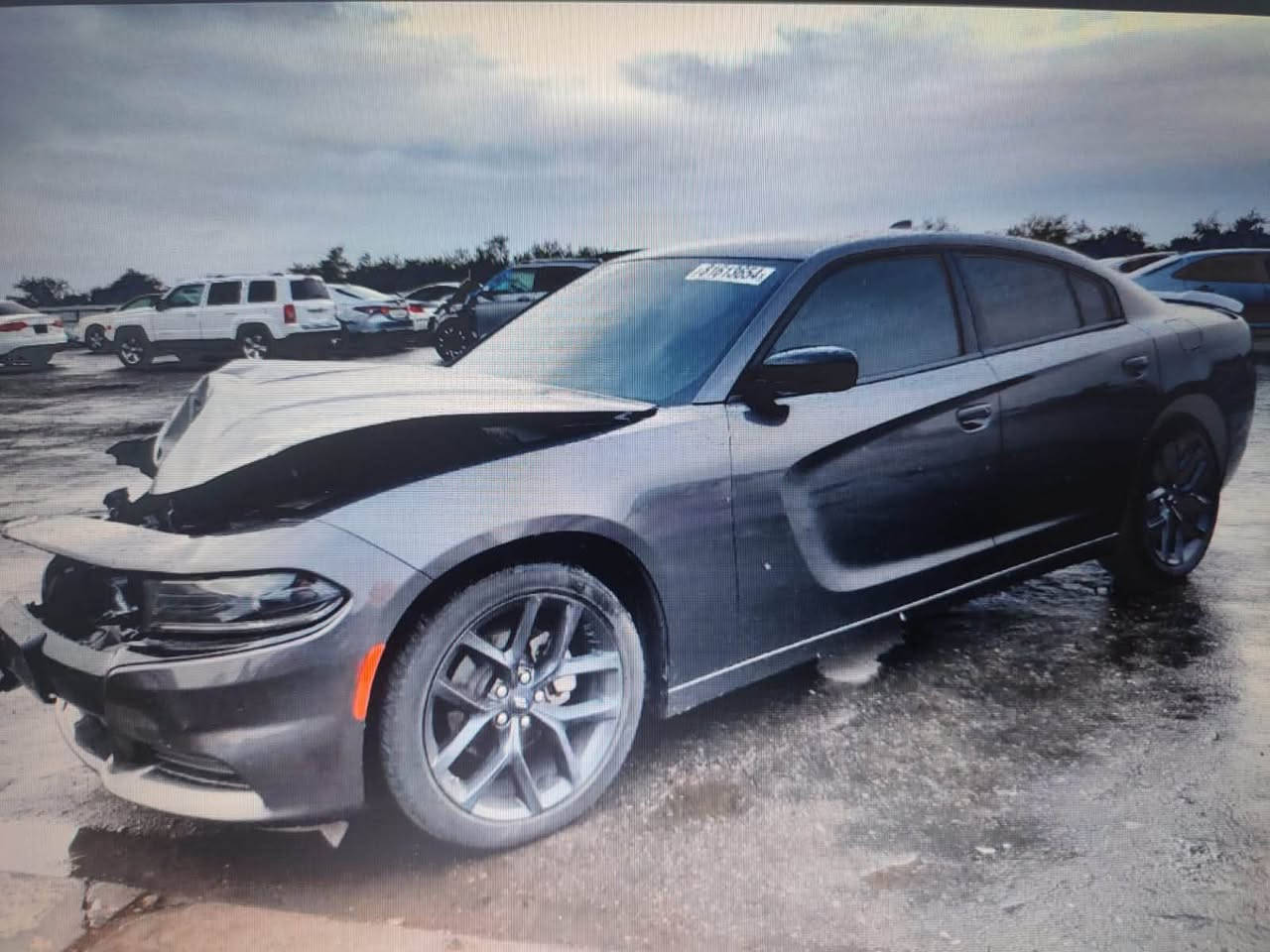 السلام عليكم 
جارجر 2023 sxt
 ماشيه60
السياره نظيفه وجديده ماناقصهه اي شي
حادث بس بنيد وشباك بدون دواخل
صورهه بل منشور 
سعره240بيهه مجال 
رقم هاتف ***********
