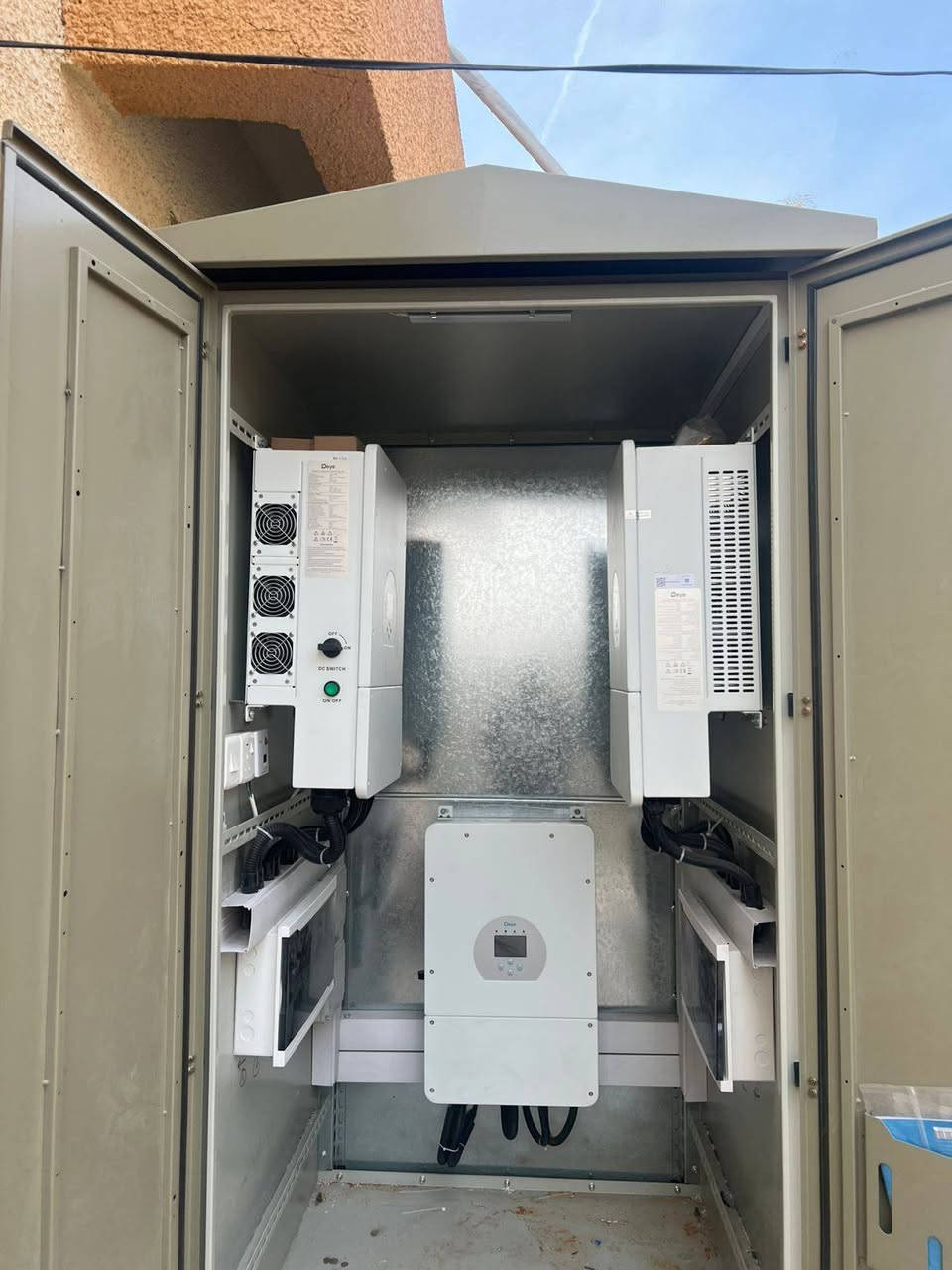 اكتشف مستقبل الطاقة النظيفة والموفرة مع حلولنا الشمسية!
لماذا تختار الطاقة الشمسية معنا؟
♦️توفير فوري وطويل الأمد.           
♦️استثمار ذكي ومربح.    
♦️اعتمادية واستقلالية. 
🔴 ماذا نقدم!!!
♦️أنظمة مخصصة للمنازل -الشركات 
    المشاريع الكبيرة.
♦️ألواح شمسية عالية الكفاءة بأحدث
     التقنيات العالمية.
♦️محولات الطاقة مقاومة للحرارة والماء 
♦️بطاريات ذات كفاءة عالية الجودة.
♦️تركيب احترافي ومضمون بفريق من                     الخبراء بدقة واحترافية.
♦️ خدمات صيانة شاملة لضمان عمل  نظامك بكفاءة لسنوات.
لا تنتظر أكثر! حوّل سقفك إلى مصدر للطاقة المتجددة وابدأ رحلة التوفير والاستدامة اليوم.
اتصل بنا الآن للحصول على استشارة مجانية وعرض سعر مخفض.
مكتب المهندس الحديث للمقاولات العامة والطاقة المتجددة.
ديالى ـ بعقوبة مقابل الأسواق المركزية 
بغداد -حي القاهرة-قرب مجسر البنوك.
***********
***********
***********
***********
