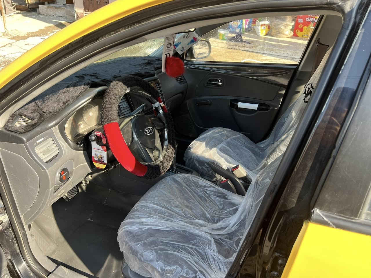 السلام عليكم
ريو ٢٠١١ خليجي
محرك ١٦ دوش
رقم مثنى دولي 
سنويه ٢٠٣٠ 
هزة جديدة
سياره بدون ضرر بها تلقيطات بس 
السيارة بأسمي شرط تحويل
***********
