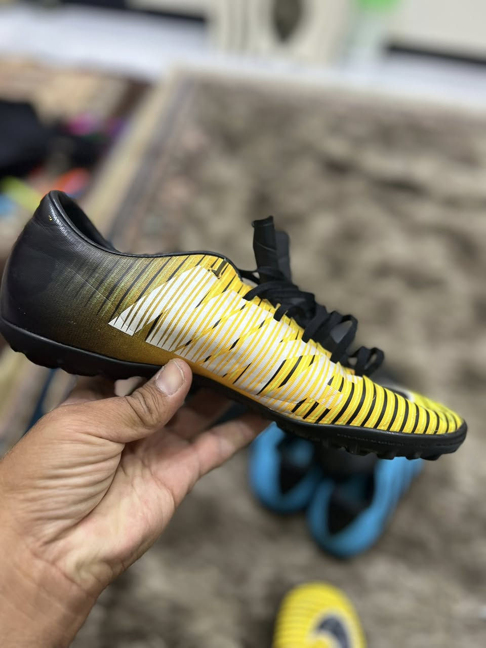 نايك اصلي بالة 
نظيف جدا 
قياس 43طول القدم 27ونص
السعر 40
توصيل 5
للحجز ***********
