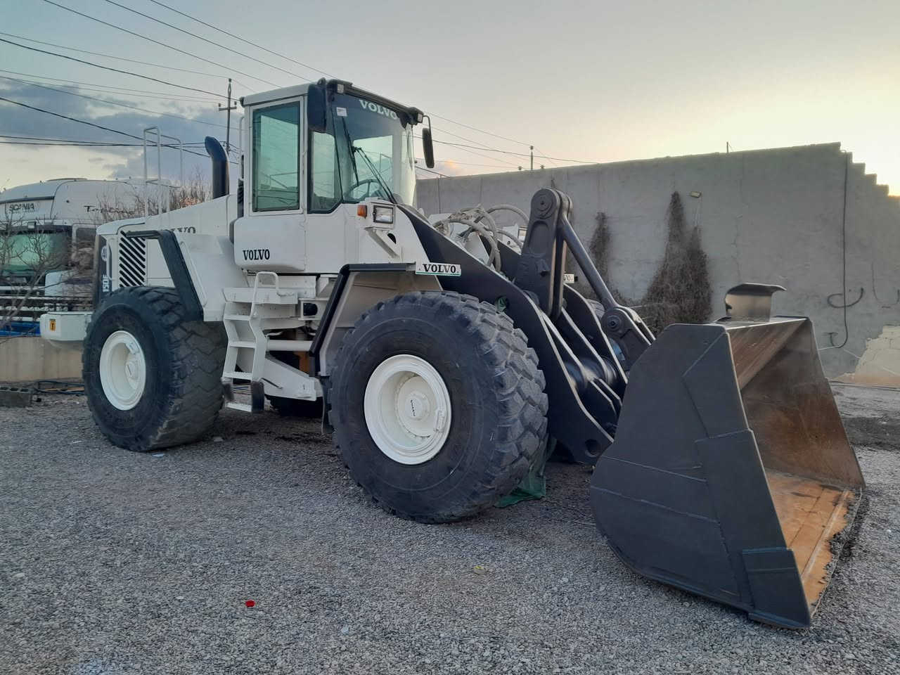 للبيع موديل ٢٠٠٢ بمنزل ***********
