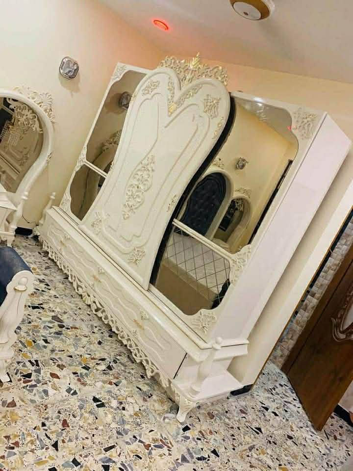 غرفة نوم نيو كلاسيك مميزة جداً بتفاصيل ملكية وألوان راقية (أوف وايت × كحلي مخمل كبس) وتحتوي على انارة مخفيه
غرفة نوم نيو كلاسيك مميزة جداً بتفاصيل ملكية وألوان راقية (أوف وايت × كحلي مخمل كبس) وتحتوي على انارة مخفيه

✅ نظيفة جداً

✅ بدون أي كسر أو ضرر مع ملاحظات بسيطه جدا

تتكون من:

سرير ملكي فاخر

كنتور سلايد مرايا كبير ومرتب

٢ كومدينة مع مرايا جانبية

ميز تواليت ملكي حجم كبير

مرايا عاموديه حجم كبير + ميز اضافي كبير+شازلونا+طابورية

دوشك طبي تركي وحده ماخذه ٢٥٠ دولار

الغرفة تعطي فخامة وشكل راقي للغرفة خصوصاً بالإضاءة والديكور 🤍

💰 سعر الشراء كان: ٤ مليون و٢٥٠ ألف

📌 البيع بسعر مناسب: ٢ مليون

للاستفسار مراسلة خاص


**إذا كنت صاحب هذا الإعلان وتريد حذفه لأي سبب، رجاءا أرسل رسالة إلى الدعم الفني**