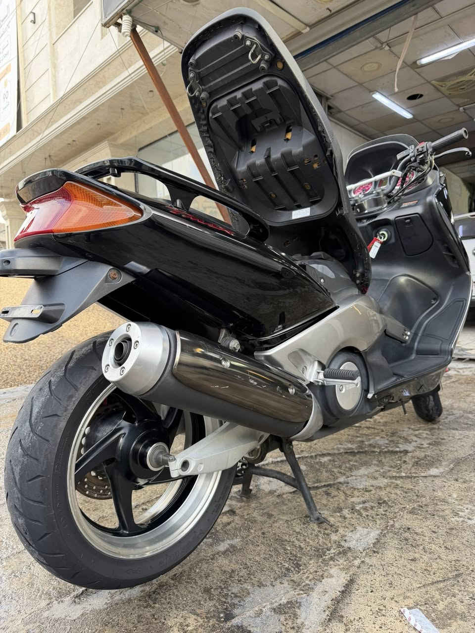 السلام عليكم  تيماكس.2008 اصل 
الدراجه مابيها ولا شخط والمكينه مكفوله 
الدشبول احمر 
ستيرن رياضي 
تايرات اصليه 
الدراجه ماشيه 
18000
***********
