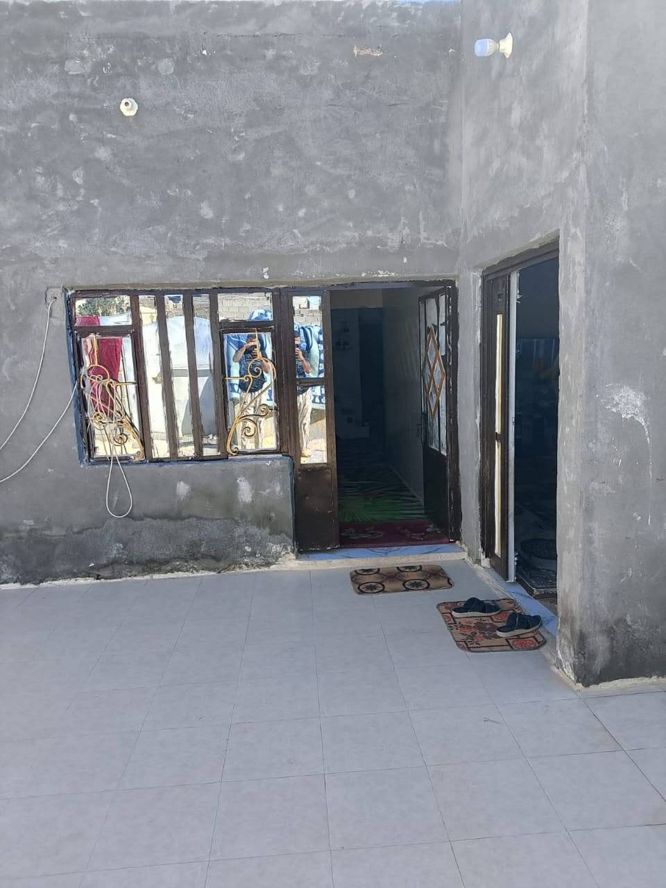 بيت طابو زراعي قانون 25 مساحة 260 م حي زليزل كاع أحمد محيي قرب سيد عبد الجمراوي بناء بلوك الاساس صب سقف عكاده يحتوي على 2 غرف نوم + استقبال + صاله + مطبخ صحيات داخليه + خارجيه  للأستفسار اكثر اتصل على الارقام التالية  *********** أو ***********

