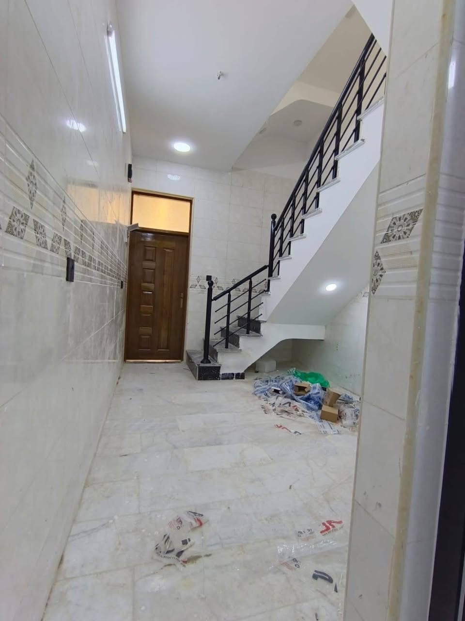 للبيع ٦٥م تسليم مفتاح الشعب عدن خلف مركز شرطة الشعب بيه ٣نوم واستقبال وهول وخدمات طابقين السعر ١٨٥قفل للاستفسار ***********
