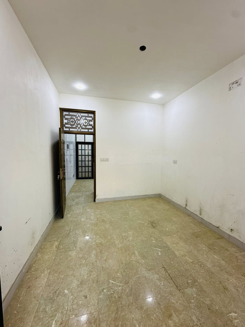 ياالله مشتمل  #للبيع 
المساحه ٤٠ 
الواجهه ٤ والنزال ١٠ 
المشتمل ٣طوابق 
الموقع / حي العقاري ضباط الكويتي 📍
يحتوي / استقبال وغرف نوم عدد ٢ وخدمات 
للمعلومات اكثر مراجعه مكتب القريشي للعقار
***********
***********
