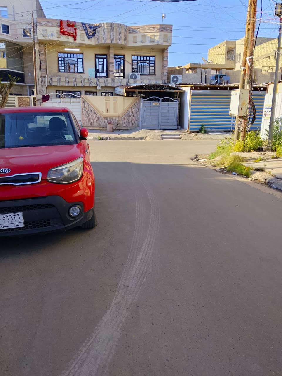 السلام عليكم للبيع للبيع يوجد لدينا مشتمل 50متر في منطقه حي الجهاد الطائي المربع الذهبي مقابيل مجمع النسيم يحتوي غرفتين نوم وصاله ومطبخ وخدمات هاتف ***********
