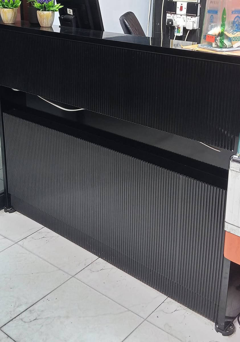 ميز كاشير مع كرسي للبيع في بغداد حي الجهاد
***********
