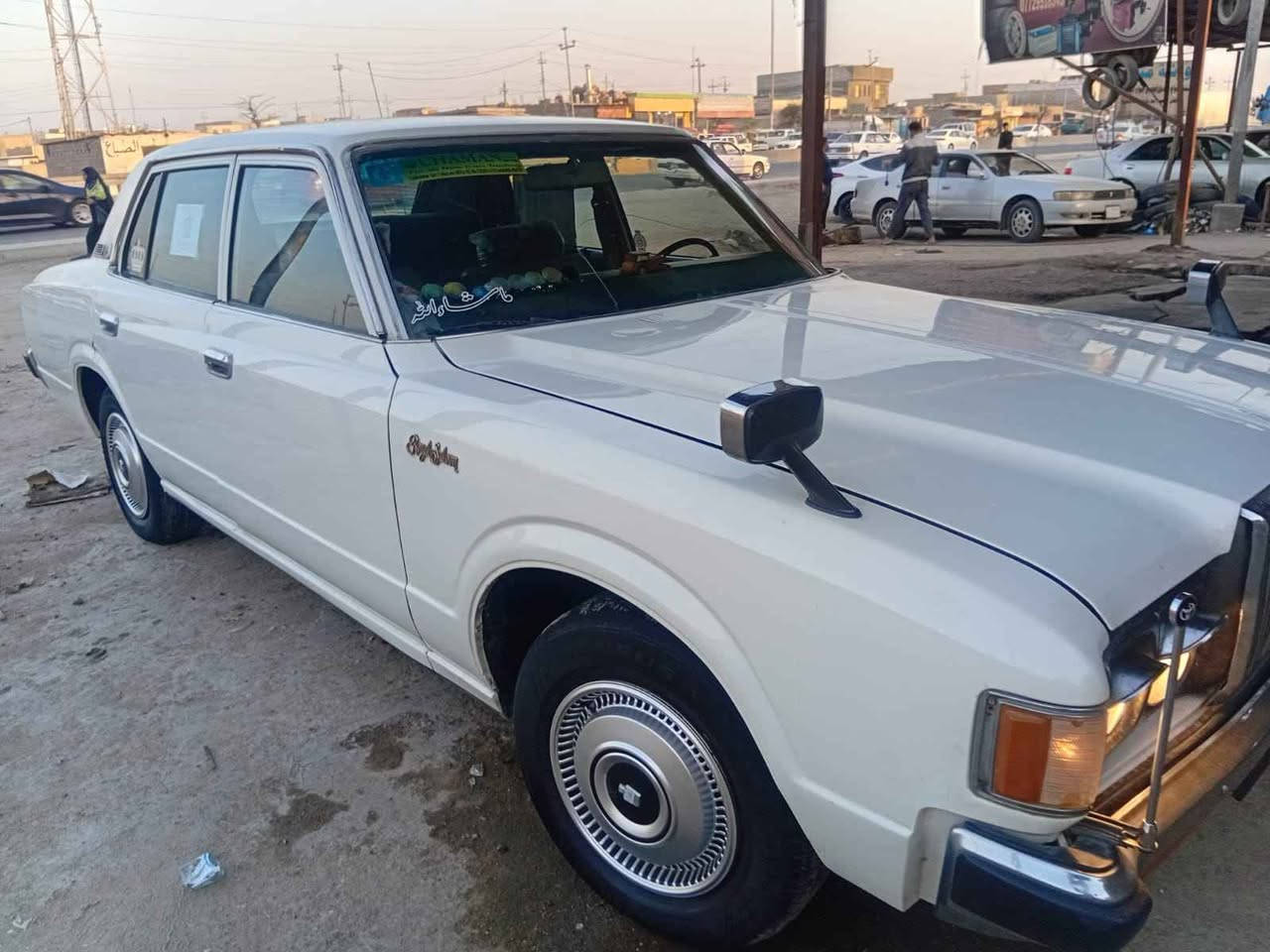 السلام عليكم 
سياره كراون مديل 79
رقم بغداد دولي بسمي شرط التحويل
سنويه لل30
عنوان البصره 
السعر 75 وبيها مجال

***********فقط اتصال مابي وتساب البصرة, العراق
