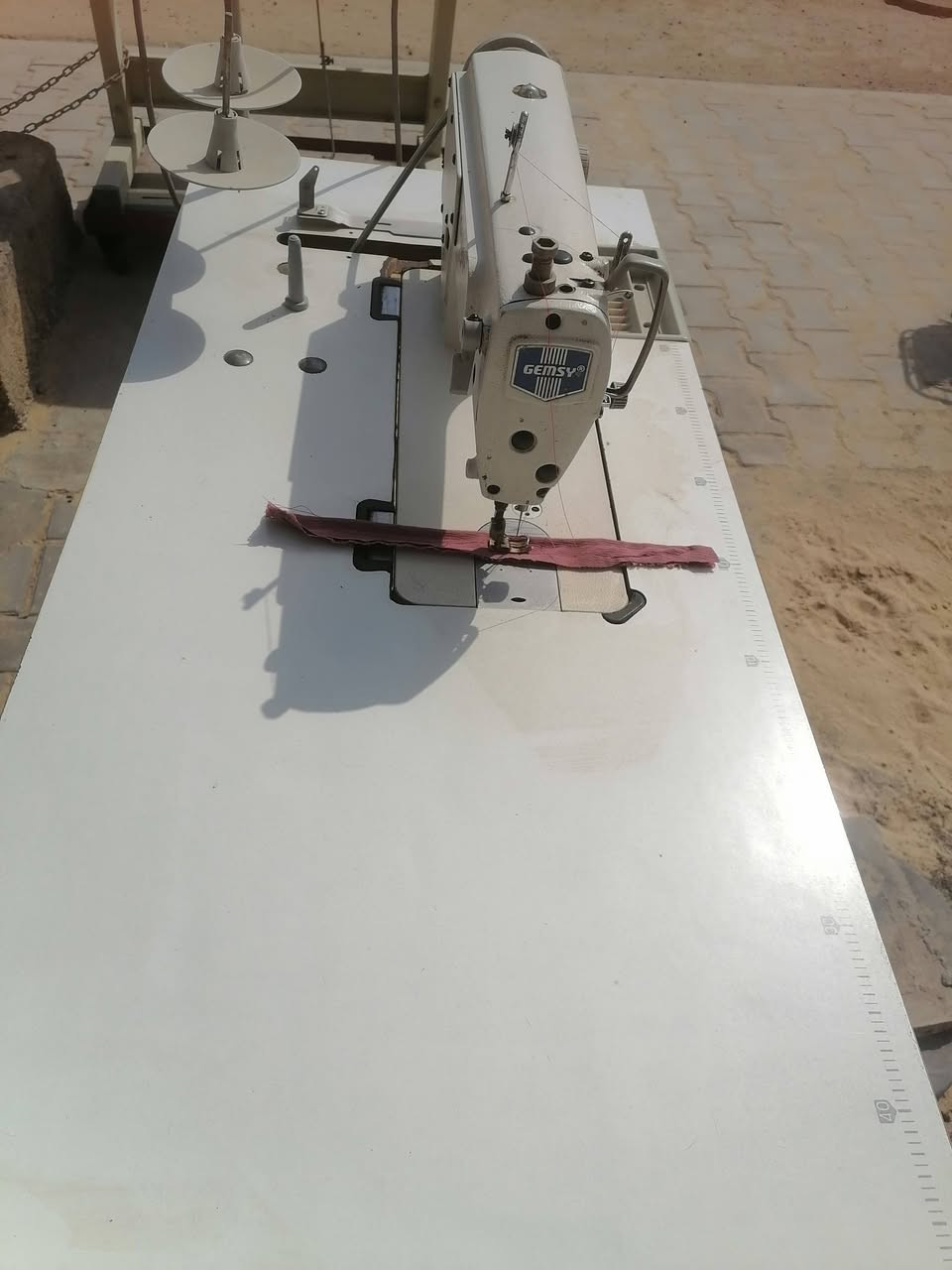 السلام عليكم مكينه صناعي جمسي حفر اصلي نظيفه جدا تخيط جميع انواع الأقمشة والفيزون العنوان الطارميه مقابل جامع الكيلاني السعر ٢٥٠ الف وبيها مجال تصال *********** ***********َ
