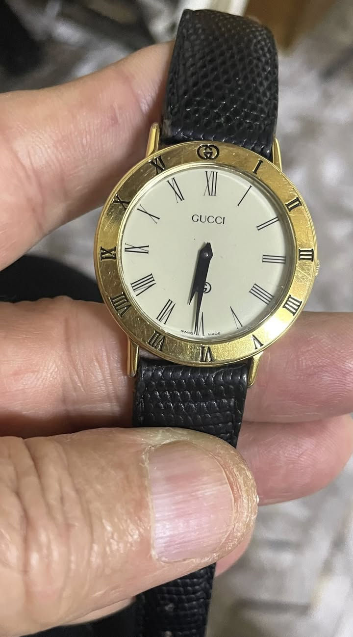 ساعة غوشي (Gucci) 
بطاريه نظام ميلين 
من فئة (3000) سويسرية
كلاسيكية انتاج التسعينات من النوادر القطر 35 ملم مطلية بالذهب 10 ميكرون
الهيكل من الفولاذ المضاد للصدأ
السير كامل من الستانلس ستيل 
نظام السبرنك 
نظافة ‎%‎99 وقت مضبوط جداً جدااااً أرقام لاتينيه محفوره 
على الطوق الخارجي 
السعر 175 ألف للمهتم خاص 
*********** المكان 
كركوك يوجد توصيل
