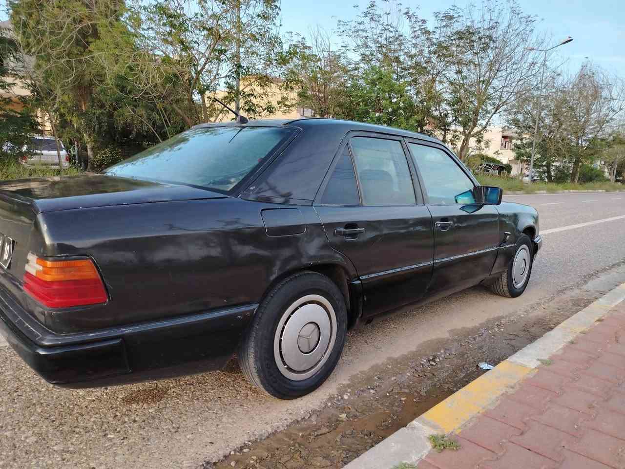 سڵاوتان لێبێت
مار سیدز 3000 مۆدیل 1989یە 
سەنەوی و وەکالەتی لەگەڵە بێ کێشەیە 
ویلی تازە 4تایەی تازەی لەژێرە سەتا 70پێوەیە
دوو جام کارەبایە  و سڵایتە ناو ڕەشە 
دەعم و لێدرا و وەرگەراو بەشەرت 
گێڕومەکینە و ئەکسڵ بەشەرتی 100فیتەر
مەکینە دوو نیوە بەتەیە تۆ ماتیکە 
بۆ فرۆشتن و گۆڕینەوە بەشتێ بەدڵم بێ
سعری 35گڵایە مەعمەلەیە برایانە 
شوێن کەلار . ڕزگاری 
***********بۆزانیاری زیاتر بجوکیتان دەکەم
