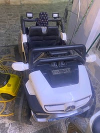 سيارة كهربائية للأطفال، صنعت بشكل مشابه لسيارات المرسيدس، تتميز بتصميم...