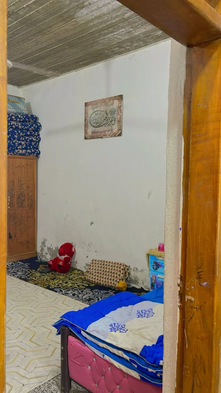 السلام عليكم بيت في منطقة الدفاس مساحة 150 متر يتكون من دوانيه وصاله وغرفتين نوم ومطبخ وطرمه البيت نظيف ومرتب 
التوصل ع هذا الرقم ‭0776 593 2515‬
